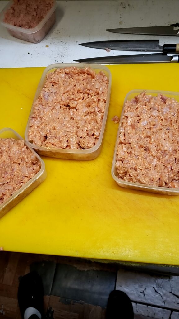 스시식당 주방, 재료 손질하는 모습 스시식당 주방, 재료 손질하는 모습