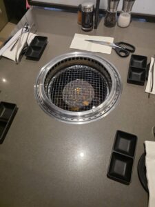착석 직후 세팅된 빈 불판과 테이블 사진